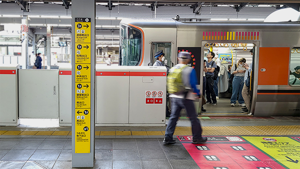 JR大阪駅：ホーム出口サイン